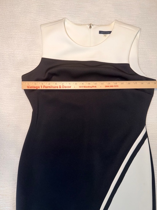 Tommy Hilfiger Elegant Colorblock Sheath Dress – Modern Black & White Design - Picture 9 of 12